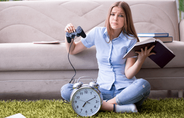 An image of a woman sitting on the floor with a big clock and a book, representing the process of learning the difference between la and las when telling time in the Spanish language.