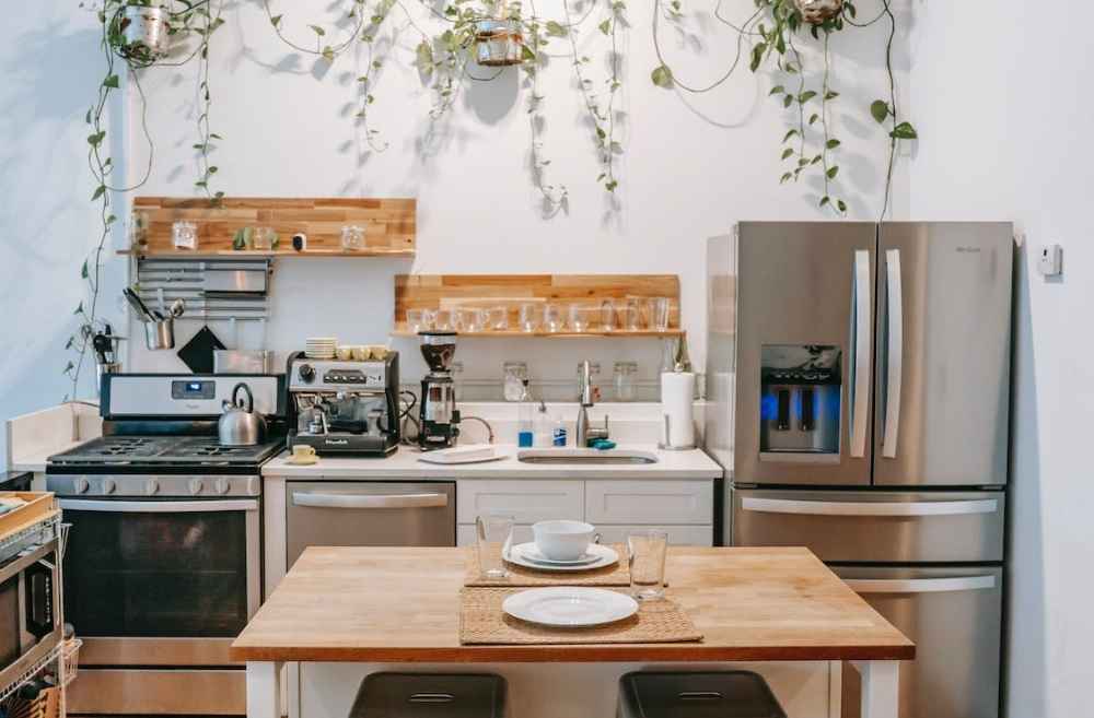 Stylish kitchen showcasing common appliances like a refrigerator and oven, labeled with names in Spanish for a language learning article.